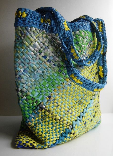 woven plastic bags Plastik Recycling, Plastic Bag Crafts, Plastic Bag Crochet, Upcycle Plastic, Recycled Plastic Bags, Plastic Grocery Bags, Upcycle Recycle, Recycled Fashion, Weaving Projects