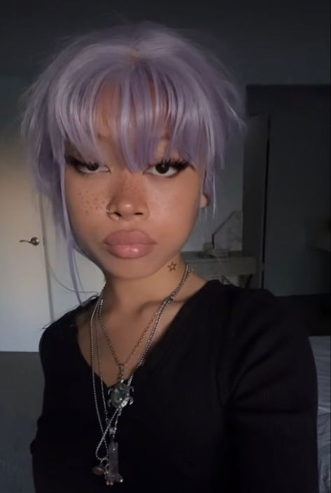 Silver Colored Hair, Lavender Hair Brown Skin, Lavender Hair With Dark Roots, Lilac Hair Black Women, Pastel Hair Black Women, Lavender Afro, Lilac And Black Hair, Lavender Hair With Bangs, Light Purple Curly Hair