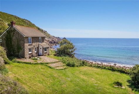 An entire cove for sale, including the 'most-photographed house in Cornwall' - Country Life Cottage On A Cliff, Cottage By The Ocean, House On Cliff Ocean, Wales Houses, Cottage Style Houses, House On Cliff, Cornish House, Cottage Pictures, Cornwall Cottage