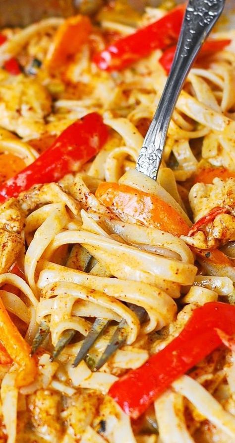 Mexican Chicken Pasta Chicken Pasta With Bell Peppers, Mexican Chicken Pasta, Pasta With Bell Peppers, Resep Pasta, Green Chiles, Mexican Chicken, Chicken Pasta Recipes, Goulash, Idee Pasto Sano