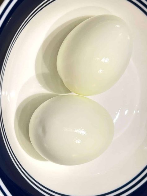 easy to peel hard boiled eggs Peeling Boiled Eggs, Cooking Hard Boiled Eggs, Perfect Boiled Egg, Breakfast Sides Dishes, Peeling Hard Boiled Eggs, Making Hard Boiled Eggs, Perfect Hard Boiled Eggs, Hard Boiled Egg, Broken Egg