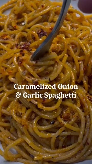 Caramelized Onion and Garlic Spaghetti 🔥 Chilli oils from: @ramanokram Ingredients: -1 large onion, thinly sliced -4 cloves of garlic,… | Instagram Garlic Chili Crisp, Garlic Chilli Oil, Garlic Spaghetti, Plantbased Recipes, Garlic Noodles, Garlic Pasta, Quick Recipes Snacks, Pasta Dinner Recipes, Caramelized Onion