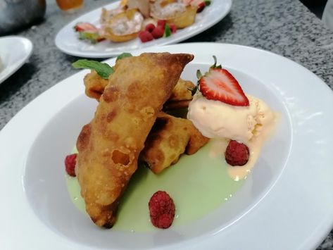 #postres #desserts #foodporn #sweet Banana Spring Rolls, Spring Rolls, French Toast, Toast, Rolls, Cream