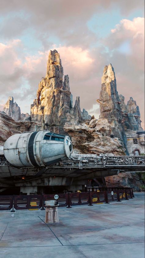 Star Wars Millennium Falcon at Disneylands Galaxy’s Edge in Anaheim Ca. Disney Parks Photography, Disneyland California Aesthetic, Beauty Of Star Wars, Star Wars Disneyland, Disneyland Wallpaper, Earth Aesthetic, Disneyland Star Wars, Disneyland Ca, Background Canva