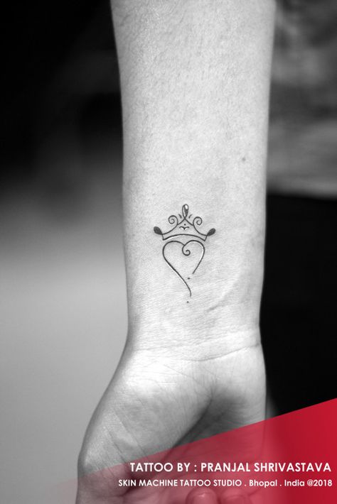 Heart With Crown Tattoo, A Heart Tattoo, Heart With Crown, Crown Tattoos For Women, Small Crown Tattoo, Tattoos Heart, Crown Tattoos, Army Tattoos, Crown Tattoo Design