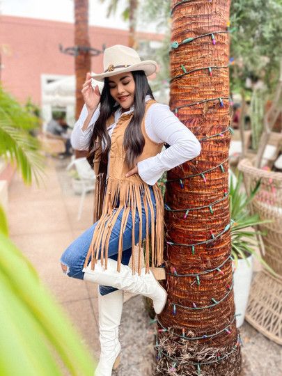 Cowgirl Vest Outfit, Cowgirl Vest, Winter Cowgirl Outfit, Fringe Vest, Cowgirl Style Outfits, Western Look, Western Outfits Women, Cowgirl Outfits, Vest Fashion