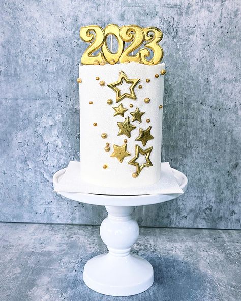 #newyear #cake #celebration #cakedesigner #2023 #happynewyear #chocolate #white #gold #cakeart #cakedecoration #cakeideas New Year Cake Design Ideas 2024, New Year Cake Design, New Year Cakes, New Year Cake Designs, Happy New Year Cake, Cake Celebration, Ideas Navideñas, New Year's Cake, Cake Decorating Designs