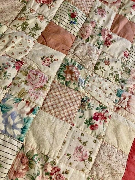 Quilt Blanket Ideas, How To Make A Quilt, Quilt Aesthetic, Cottagecore Quilt, Layer Cake Quilt Pattern, Layer Cake Quilt, Floral Quilts, Quilt Blankets, Pink Quilt