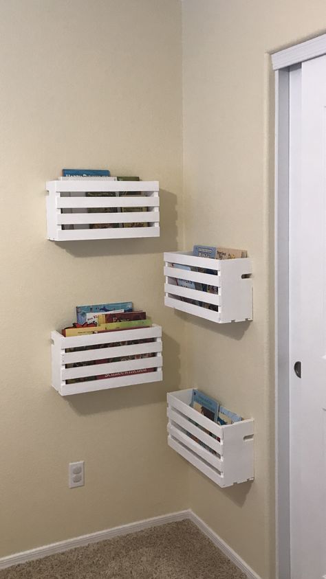 Wood Crate Shelves Kids Playrooms, Diy Shelves For Bedroom, Homemade Shelves Bedroom, Hanging Bookshelf Ideas, Crate Wall Shelves, Diy Wall Bookshelves, Creative Bookshelves Diy, Crate Shelves Kids, Crate Bookshelves