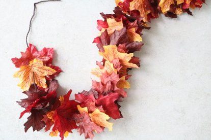 Fall Leaves Diy Decor, Autumn Leaves Garland, Fall Leaf Garland Diy, Autumn Garland Diy, Leaf Garland Diy, Easy Garland, Diy Leaf Garland, Autumn Garland, Leaf Craft