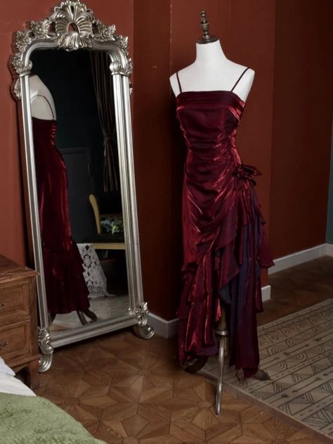 Maroon Prom Dress Aesthetic, Dark Red Homecoming Dress, Elegant Red Dresses, Dark Red Prom Dress, Red Hoco Dress, 90s Prom Dress, Elegant Floral Dress, Dark Red Dresses, Classic Vintage Style