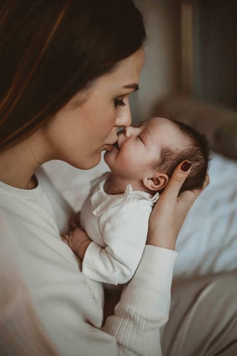 Photo Bb, Newborn Family Pictures, Mother Baby Photography, Baby Boy Newborn Pictures, Holding A Baby, Foto Newborn, Baby Fotografie, Newborn Photography Boy, Newborn Family Photography