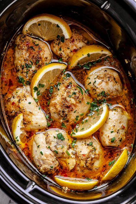 Crock Pot Chicken thighs with Lemon Garlic Butter - #eatwell101 #recipe - Easy and delicious crock pot chicken dinner recipe with outstanding flavor! #crockpot #chicken #dinner #recipe, chicken in crock pot, chicken crockpot recipe, slow cooker chicken recipe, chicken in #slow-cooker - #recipe by #eatwell101® Lemon Garlic Butter Chicken, Ayam Mentega, Crockpot Chicken Thighs, Gourmet Meals, Garlic Butter Chicken, Crockpot Dishes, Chicken Slow Cooker Recipes, God Mat, Healthy Crockpot