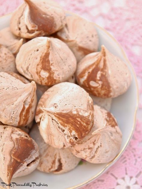 Nutella Meringue Kisses Meringue Cookie Recipe, Meringue Desserts, Meringue Kisses, Meringue Recipe, Fine Dining Recipes, Meringue Cookies, Pavlova, Macaroons, Christmas Baking