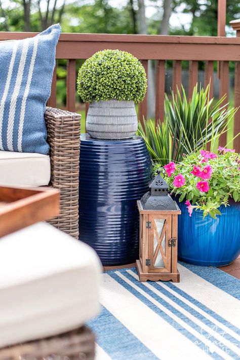 Simple summer entertaining tips & ideas plus a few easy recipes that everyone will love! Outdoor Deck Decorating, Deck Makeover, Small Deck Decorating Ideas, Garden Wallpaper, Deck Decorating Ideas, Diy Outdoor Decor, Small Deck, Diy Deck, House With Porch