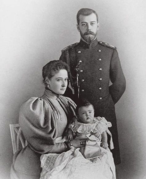 Old Royal Family Photos, Historical Family Portrait, Romanov Family Portrait, Edwardian Family Portrait, 1800s Family Portrait, Vintage Family Portraits, Family Portrait Poses Drawing, Rich Family Portrait, Family Portraits Painting