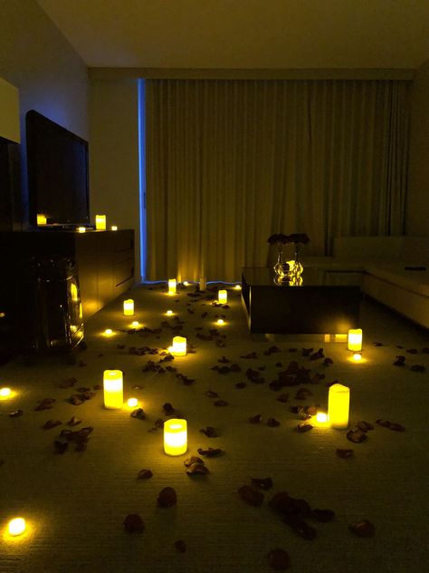 Candles Room Romantic, Bedroom Candle Decor, Love Hotel Room, Bedroom With Candles, Anniversary Room Decoration Ideas, Romantic Candles Night, Hotel Room Romantic, Romantic Candles Bedroom, Room Decor Romantic