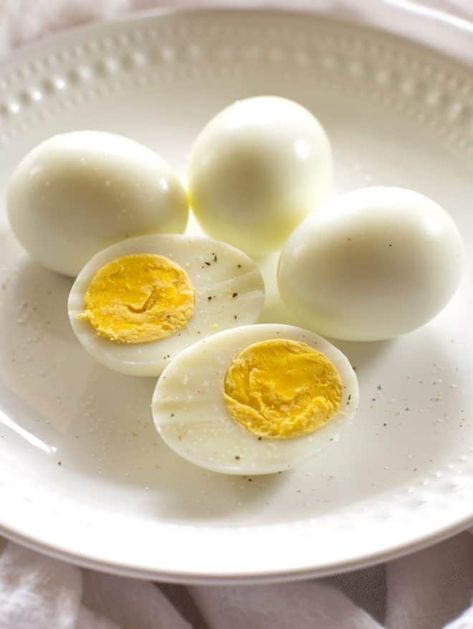 How To Hard Boil Eggs - I will tell you all the tips and tricks to do it! When learning how to make hard boiled eggs, there are a few simple guidelines to follow so that you get perfectly cooked eggs every time. #howto #hardboil #eggs #tutorial #easter Boiled Recipes, Egg Recipes For Dinner, Boiled Egg Recipes, Cauliflower Potatoes Salad, Boil Eggs, Making Hard Boiled Eggs, Crockpot Breakfast Casserole, Perfect Hard Boiled Eggs, Kitchen Tricks