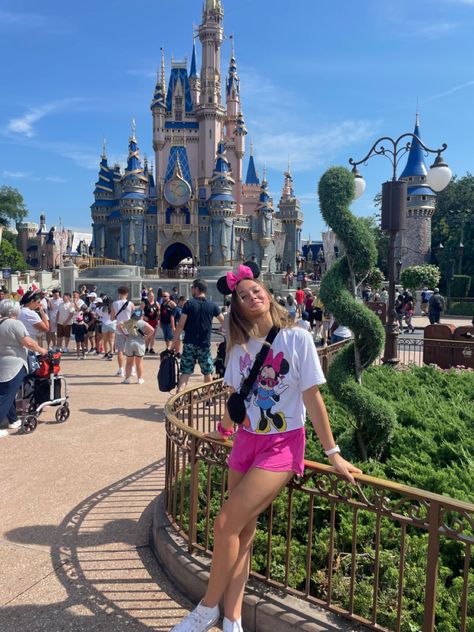 Disneyworld Outfits, Disneyworld Outfit, Disney Outfit Ideas, Disney Park Outfit, Disney Poses, Disney Trip Outfits, Disney Outfits Women, Theme Park Outfits, Disney Themed Outfits