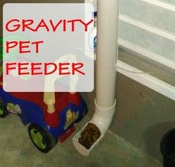 Gravity Pet Feeder Using PVC Pipes: 4 Steps Diy Gravity Dog Feeder, Dog Feeders Outdoor, Pvc Dog Feeder, Gravity Feeder Diy, Diy Gravity Feeder, Outdoor Cat Feeder, Pvc Feeder, Pet Feeder Diy, Cat Feeder Diy