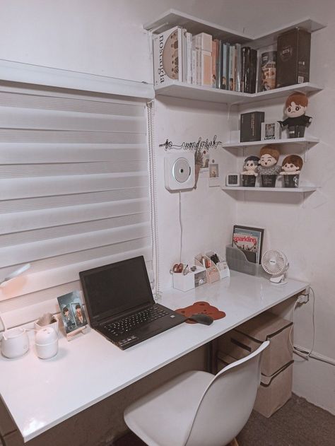 Modern and Stylish study table design ideas Low Budget Aesthetic Room, Low Budget Desk Setup, Aesthetic Set Up, Room Ideas For Small Rooms Minimalist, Room Makeover Minimalist, Small Room Aesthetic Minimalist, Low Budget Room Decor, Minimalist Bedroom Ideas For Small Rooms, Small Room Ideas On A Budget