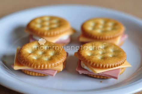 Cracker sandwiches - haha-says mommy is not a chef! Cheese And Cracker Lunch Ideas, Simple Snack Ideas, Healthy Snack Ideas For Kids, Cracker Sandwiches, Dessert Shooters Recipes, Toast Aperitif, Snack Ideas For Kids, Healthy Crackers, Peanut Butter Snacks