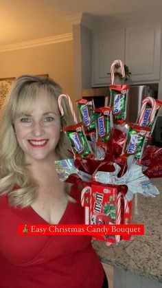 Christmas Candy Bouquets, Christmas Candy Bouquet Ideas, Easy Candy Bouquet, Small Candy Bouquet, Mini Candy Bouquet, Christmas Candy Bouquet, Christmas Arrangements Diy, Candy Boquets, Christmas Candy Crafts