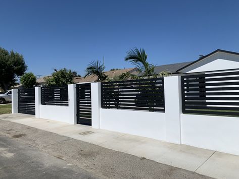 Modern House Fence Design Front Yards, Grill Designs, Fence Wall Design, House Fence, Home Gate Design, Gate Designs Modern, Fence Gate Design, Modern Fence Design, House Fence Design