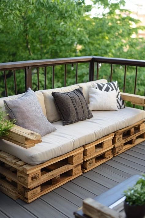 "Transform pallets into a comfortable outdoor sofa with this DIY project! 🛠️🌿 Ideal for adding rustic charm to your outdoor space. 🌿✨ #PalletProjects #DIYOutdoor #GardenInspiration" Pallet Furniture Balcony, Pallet Corner Sofa Garden, Sofa Diy Ideas How To Build, Diy Sleeper Sofa, Pallet Sofa Outdoor, Pallet Furniture Outdoor Easy, Wood Pallet Patio Furniture, Stoep Idees, Pallets Sofa