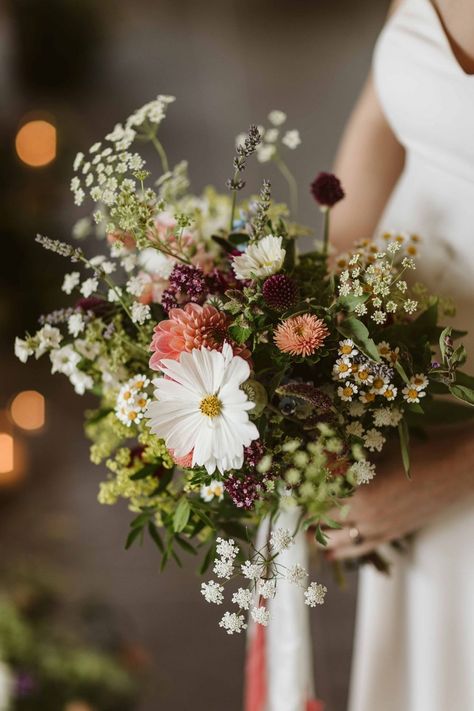 Bouquet Wedding Wildflower, Wedding Flowers Meadow, Fake Wildflower Bouquet, Bride Bouquets Wild Flowers, Vintage Wedding Bouquet Gatsby, Natural Wedding Style, Meadow Bouquet Wedding, Boho Wedding Bouquet Wildflowers Rustic, Wild Flower Decorations Wedding