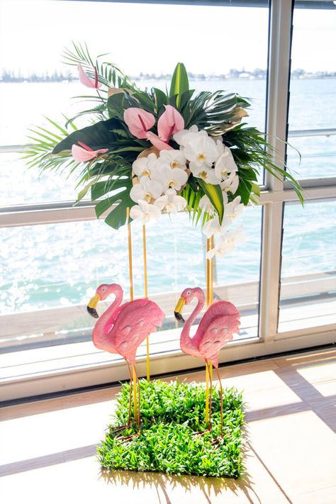 Classy Flamingo Party, Florida Themed Party Decor, Flamingo Wedding Theme, Florida Themed Party, Flamingo Centerpiece Ideas, Flamingo Themed Party Decoration, Flamingo Wedding Decor, Flamingo Decorations, Flamingo Centerpiece