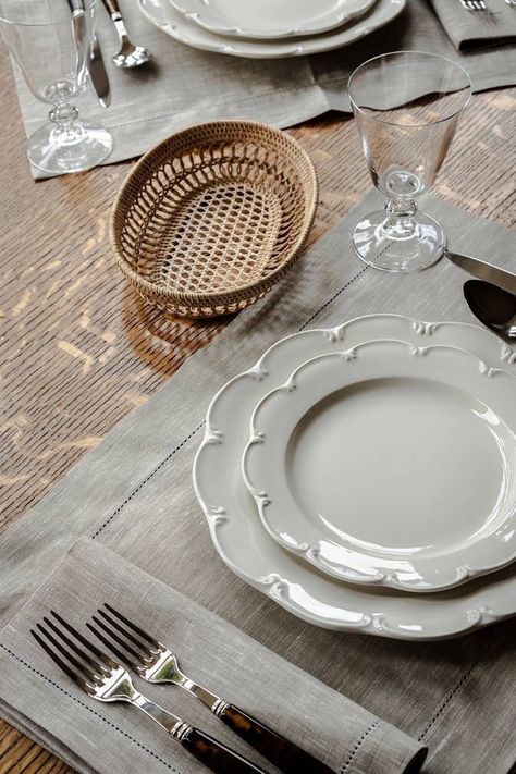 Glass Cupboard, Elegant Glasses, Linen Tableware, Luxury Tableware, Keramik Design, Natural Fibre, Water Glasses, Fine Linens, Dinner Sets