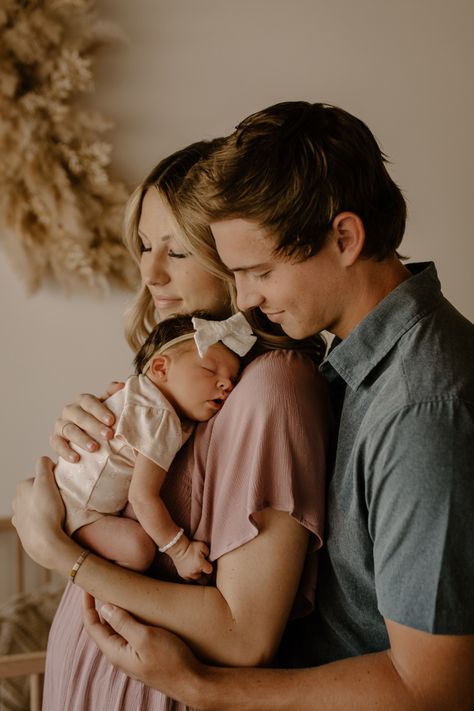 Cute Newborn Family Photos, Boho Newborn Photography Family, Newborn Shoot Nursery, Photoshoot In Nursery, Newborn Photo Shoot Nursery, Newborn Family Pictures Inside, Family And Newborn Photoshoot, Momma And Newborn Pictures, Newborn Photo Shoot In Nursery