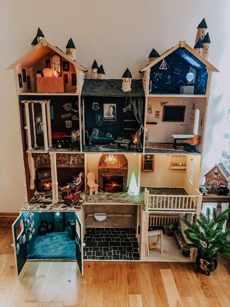 Hogwarts Dollhouse Diy, Harry Potter Dollhouse Diy, Boys Dolls House Ideas, Harry Potter Dollhouse, Diy Boy Doll House, Diy Superhero Dollhouse, Boys Doll House, Hogwarts Dollhouse, Harry Potter Dolls House