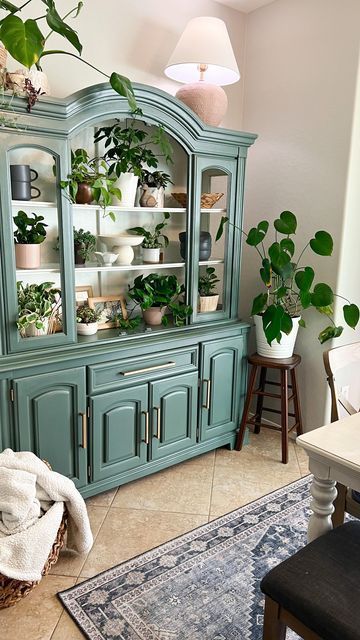 China Hutch Wallpaper, Old To New Furniture, Two Hutches In Dining Room, China Buffet Decor Ideas, Home Decor Ideas Old House, Plant China Cabinet, Cabinet Decorating Ideas Living Room, China Cabinet Plant Display, Upcycling Old Furniture