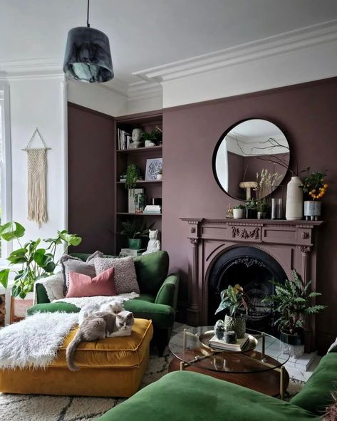 Plum Living Room, Living Room Victorian, Vogue Decor, Colorful Eclectic Home, Eclectic Decor Bedroom, Purple Living Room, Victorian Living Room, Pink Living Room, Mirror On The Wall