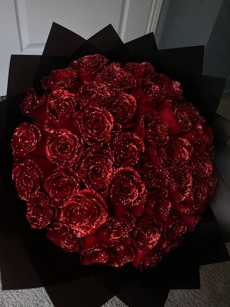 #glitter #roses #flowers Rose Buket, Roses Bouquet Gift, ليلو وستيتش, Luxury Flower Bouquets, Money Bouquet, Boquette Flowers, Flower Gift Ideas, Glitter Flowers, Glitter Roses