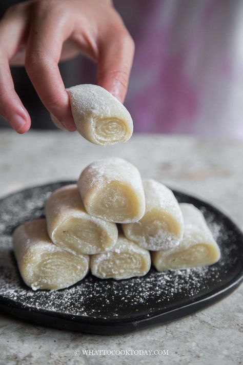 Hong Kong Banana Mochi Rolls (Made with Real Bananas) Asian Banana Cake, Asian Baked Desserts, Gluten Free Gourmet Recipes, Chinese Deserts Recipes, Mochi Dough Recipe, Hong Kong Recipes, How To Make Mochi Recipes, Flavored Mochi Recipe, Easy Asian Desserts