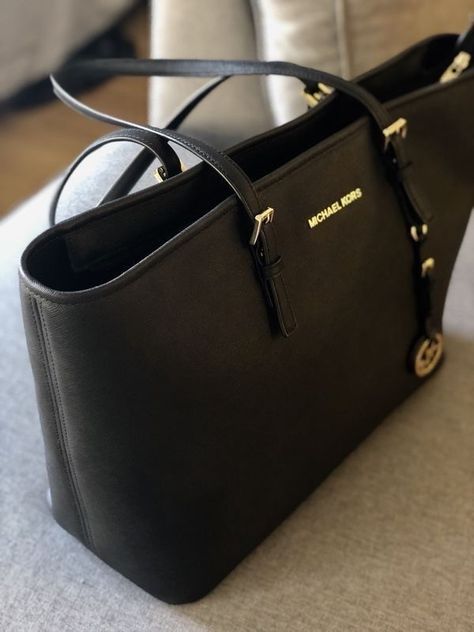 Michael Kors Store, Sac Michael Kors, Pretty Tote Bags, Uni Bag, Laptop Pouch, My Style Bags, Handbags For School, Luxury Bags Collection, Handbag Essentials