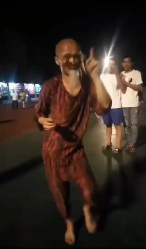 Hello, uncle! Dancing! She Move It Like Badshah, Old Man Dancing Video, Grandpa Dancing, Dancing Videos Funny, Funny Videos Dance, Funny Dance Videos, Dancing Meme, Japanese Dance, Dance Meme