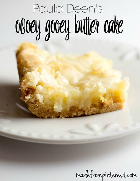 Paula Deen's Ooey Gooey Butter Cake. It is ooey, gooey and rich. Your family is sure to love it! Just be sure to cut the pieces small! Ooey Gooey Butter Cake Recipe, Ooey Gooey Butter Cake, Gooey Cake, Paula Deen Recipes, Gooey Butter Cake, Butter Cake Recipe, Dessert Simple, Vegetarian Cake, A Piece Of Cake