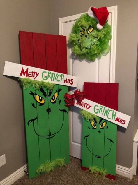 Decoracion Navidad Diy, Grinch Door, Diy Grinch, Outdoor Christmas Diy, Grinch Decorations, Grinch Christmas Party, Christmas Garden Decorations, Whoville Christmas, Outside Christmas Decorations