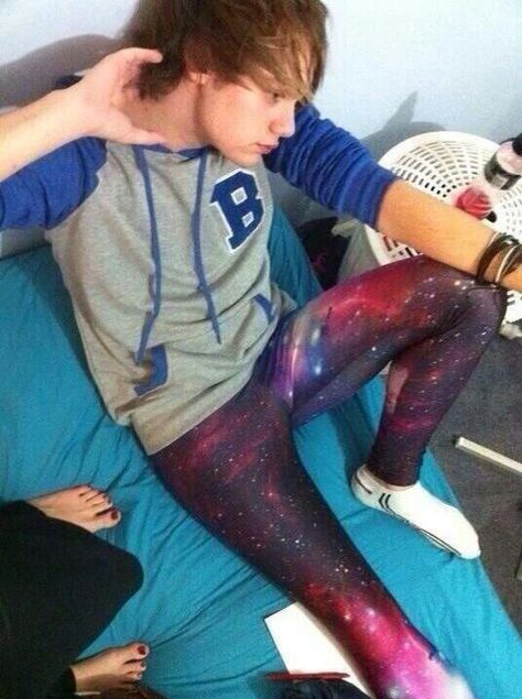 A Michael Clifford in galaxy leggings for your board. Galaxy Pants, Galaxy Leggings, Five Seconds Of Summer, Michael Clifford, 1d And 5sos, Leggings Fashion, Tight Leggings, Other People, Cyberpunk