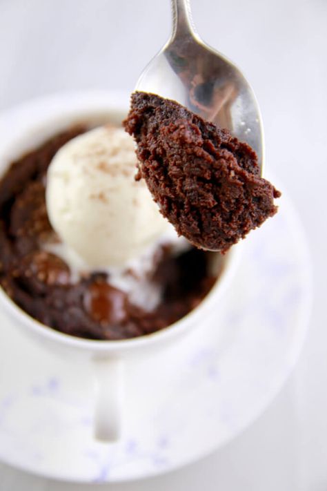 1 Minute Microwave Mug Brownie- incredibly brownie recipe that you have got to try. (Dairy Free Recipe) Microwave Mug Brownie, Mug Brownie Recipes, Cake In A Cup, Microwave Mug Recipes, Microwave Brownie, Mug Brownie, Microwave Mug, Microwave Food, Baking Treats