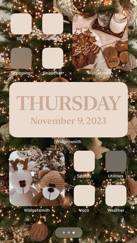 Christmas Wallpaper With Widgets, Christmas Aesthetic Phone Wallpaper, Iphone Theme Ideas Christmas, Christmas Ios Homescreen Ideas, Christmas Theme Homescreen, Winter Homescreen Aesthetic, Christmas Theme Phone Layout, Winter Ios 16 Homescreen, Christmas Ios Ideas