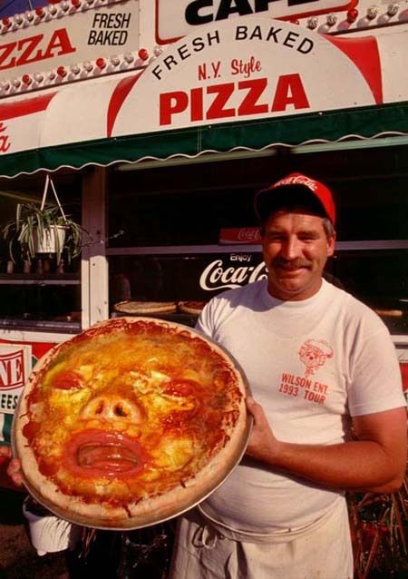 A freshly baked "Face" pizza. Funny Pizza Pictures, Pictures Of Pizza, Cursed Pizza, Crazy Pizza, Face Of Boe, Pizza Pictures, Pizza Burger, Pizza Burgers, Love Pizza