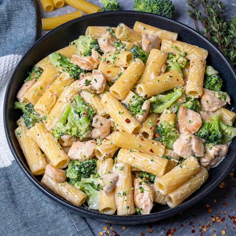 This delicious chicken broccoli pasta is a light yet satisfying meal for those busy weeknights. Featuring tender chicken and nutritious broccoli in a creamy yet balanced sauce, this pasta dish is also super easy to whip up! Creamy Garlic Parmesan Sauce, Cheesy Chicken Pasta, Chicken Broccoli Pasta, Chicken Penne, Easy Pasta Dinner, Creamy Garlic Chicken, Quick Healthy Dinner, Chicken And Broccoli, Broccoli Pasta