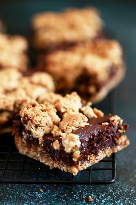 TOOTSIE ROLL BARS Flooded Cookies, Revel Bars, Oatmeal Cookie Bars, Cookie Types, Dessert Simple, Dessert Bar Recipe, Chocolate Chip Cookie Bars, Tootsie Roll, Roll Cookies