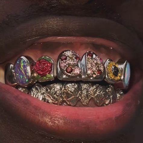 Grillz by @dusaint.duvel / / / #grillz #gold #silver Sza Singer Grillz, Grills Photoshoot, Diamond Grillz For Females, Blue Grillz, Diamond Grillz Aesthetic, Grills Teeth Aesthetic, Teeth Grills For Women, Pink Grillz, Unique Grillz