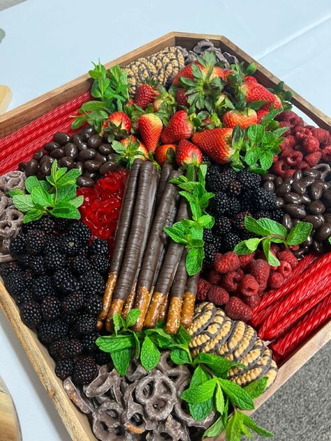 Berry Board Ideas, Fruit Chauctier Board Ideas, Berries Charcuterie Board, Chocolate And Berries Charcuterie Board, Charcuterie Board Ideas Sweet And Savory, Chocolate And Berry Charcuterie Board, Chocolate Chacutery Boards, Chacudory Board Ideas, Charcuterie Board Sweet And Savory